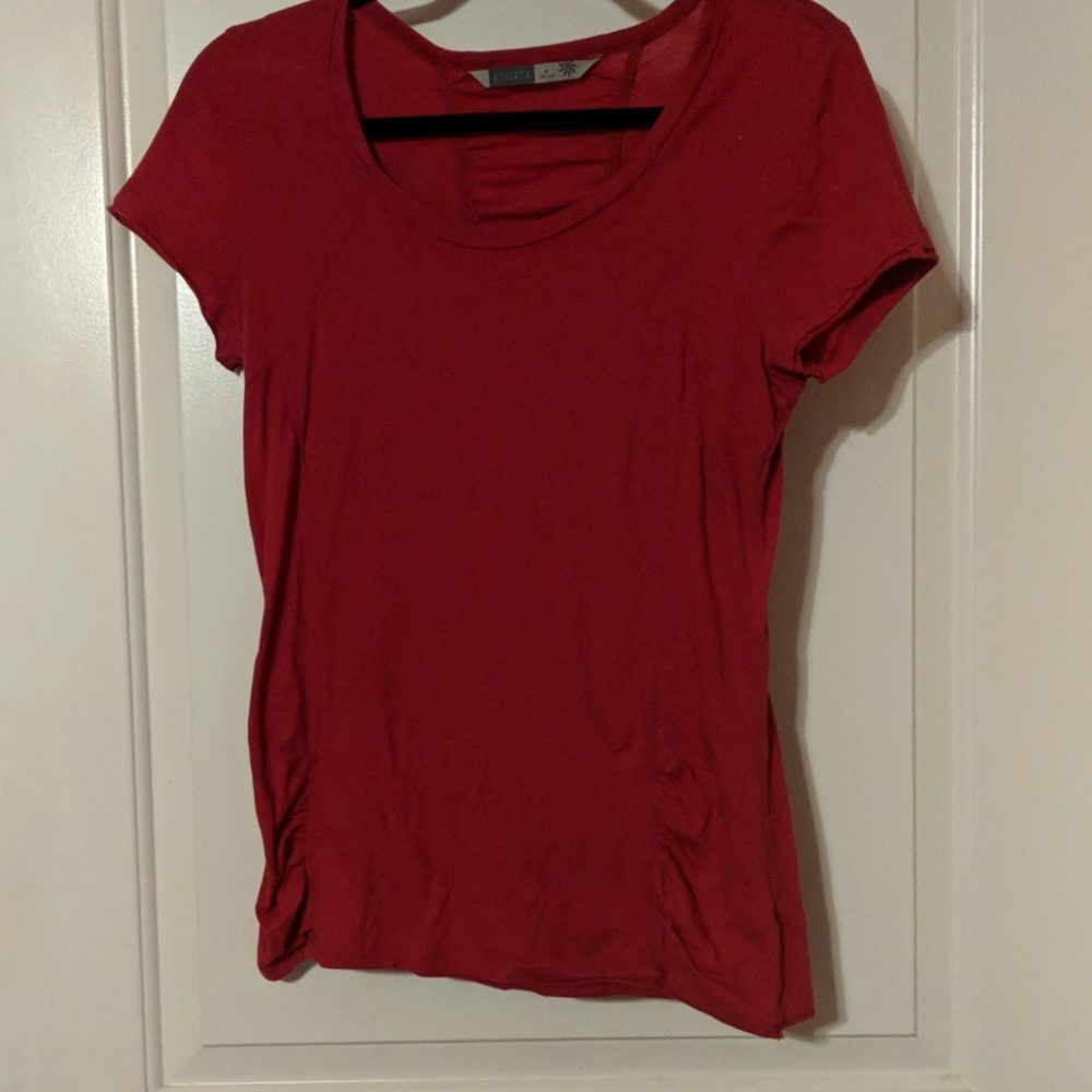 Ruched side t shirt with zipper pocket on back